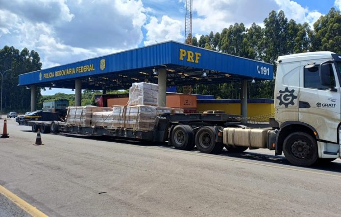 Combate ao excesso de peso flagra 184 mil kg de excesso nas rodovias federais de Santa Catarina, em cinco dias de operação.