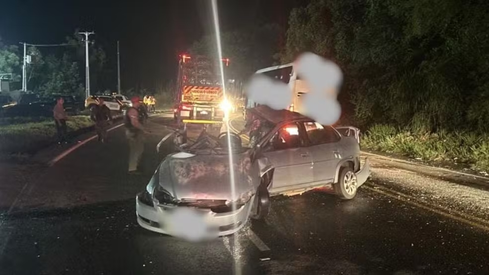 Colisão na PR-160 deixa motoristas feridos e carro partido ao meio, em Telêmaco Borba