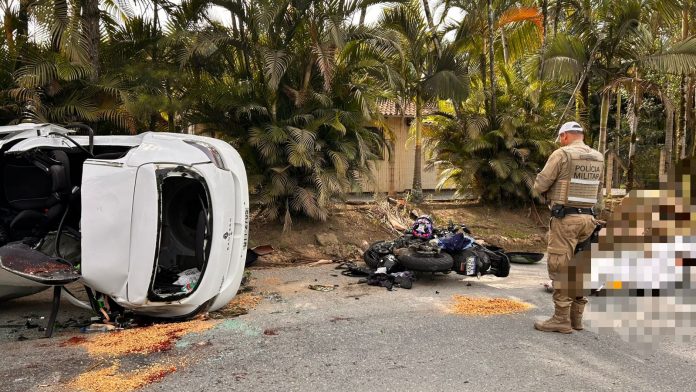 Colisão deixa motorista e motoqueiro mortos na SC-108, em Guaramirim
