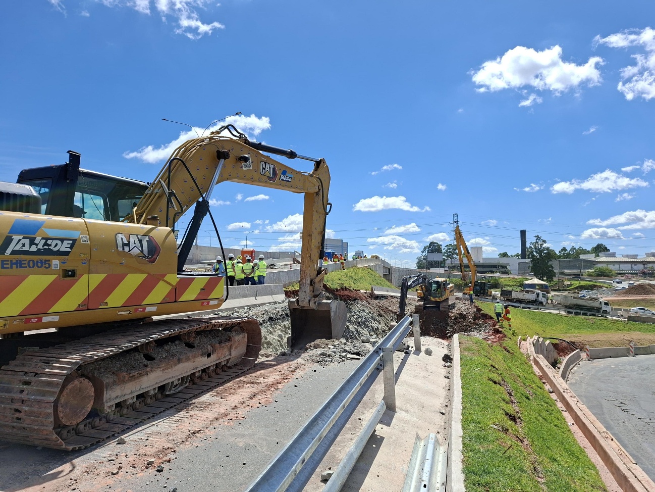 Obras alteram o tráfego na alça de acesso do km 23 da Castello Branco, em Barueri (SP)