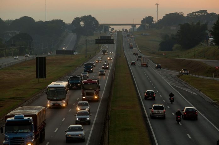 Via Dutra e Rio-Santos devem ter tráfego de cerca de 500 mil veículos no Ano Novo
