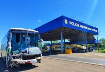 PRF flagra ônibus sem para-brisa e motorista com CNH irregular na BR-158