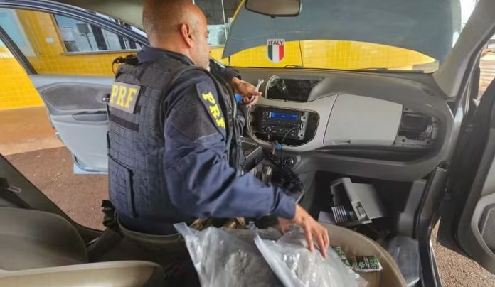 PM é preso na BR-272/PR com 20 quilos de drogas, em Guaíra PM é preso na BR-272/PR com 20 quilos de drogas, em Guaíra