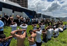 Torcedores do Santos atacam ônibus do Inter e bloqueiam BR-101, em Santa Catarina Torcedores do Santos atacam ônibus do Inter e bloqueiam BR-101, em Santa Catarina