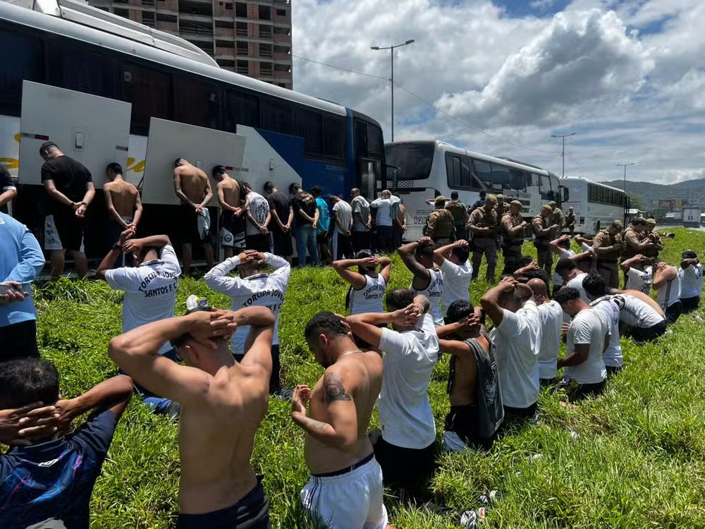Torcedores do Santos atacam ônibus do Inter e bloqueiam BR-101, em Santa Catarina