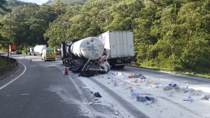 Caminhoneiro morre em acidente na BR-376/PR envolvendo carretas e caminhão, em Guaratuba Caminhoneiro morre em acidente na BR-376/PR envolvendo carretas e caminhão, em Guaratuba
