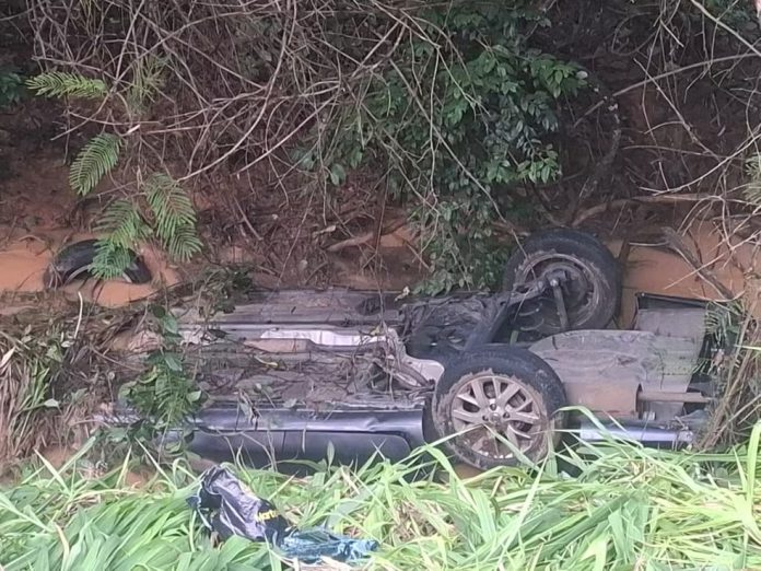 Cinco pessoas da mesma família morrem após carro chocar contra talude na MG-164 Cinco pessoas da mesma família morrem após carro chocar contra talude na MG-164