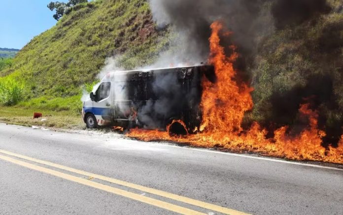 Ambulância da concessionária EPR pega fogo durante atendimento na MG-290