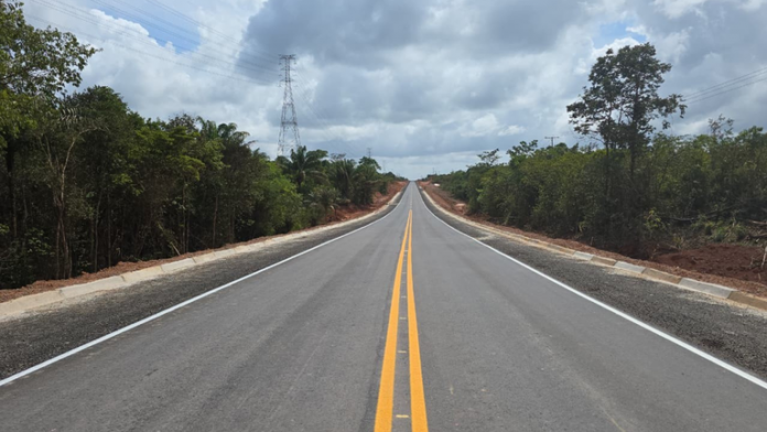 Trecho sul da BR-156/AP recebe pavimentação em mais 6 quilômetros Trecho sul da BR-156/AP recebe pavimentação em mais 6 quilômetros