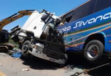 Acidente entre carreta e ônibus na BR-116/RS mata seis pessoas, em Pelotas Acidente entre carreta e ônibus na BR-116/RS mata seis pessoas, em Pelotas
