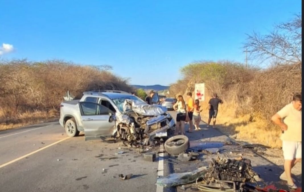 Acidente na BR-020 deixa 4 mortes, entre elas, mãe e filha, em Canindé (CE) Acidente na BR-020 deixa 4 mortes, entre elas, mãe e filha, em Canindé (CE)