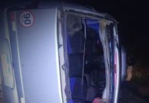 Micro-ônibus tomba na BR-116/BA e deixa dois mortos, em Irajuba Micro-ônibus tomba na BR-116/BA e deixa dois mortos, em Irajuba