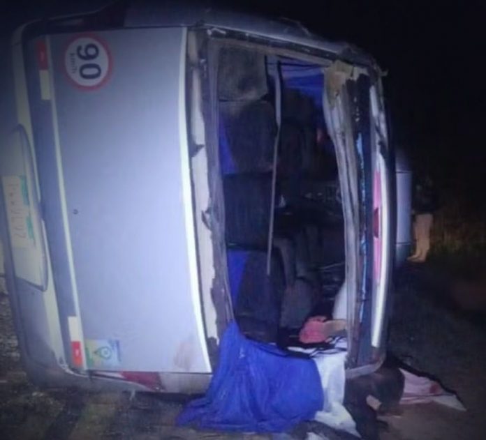 Micro-ônibus tomba na BR-116/BA e deixa dois mortos, em Irajuba
