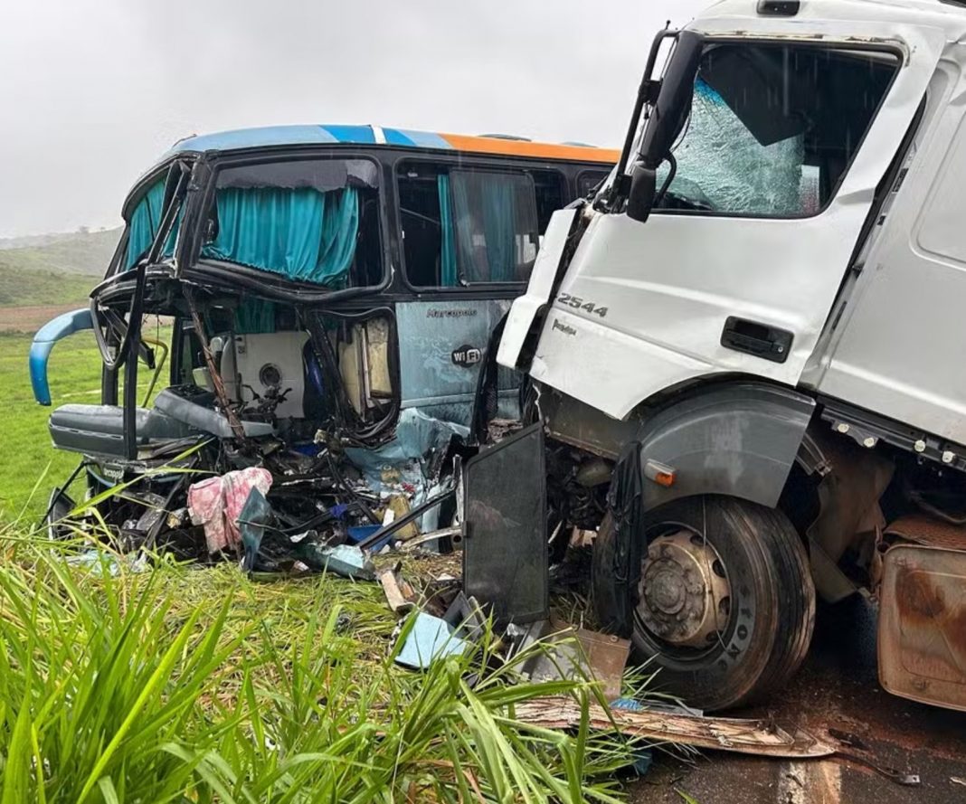 Motorista de ônibus irregular morre em colisão com carreta na BR-356/MG, em Muriaé