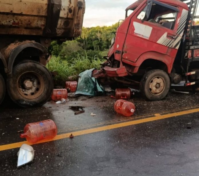 Acidente na GO-219, entre carro e caminhões, deixa quatro mortes, em Guapó