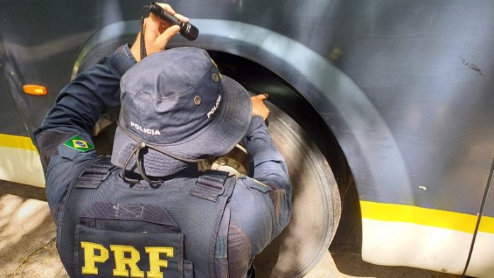 Ônibus é flagrado na BR-101/BA, em Teixeira de Freitas, com diversas irregularidades Ônibus é flagrado na BR-101/BA, em Teixeira de Freitas, com diversas irregularidades