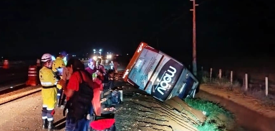 Ônibus com pacientes tomba na BR-163/MT e deixa 10 feridos, em Lucas do Rio Verde
