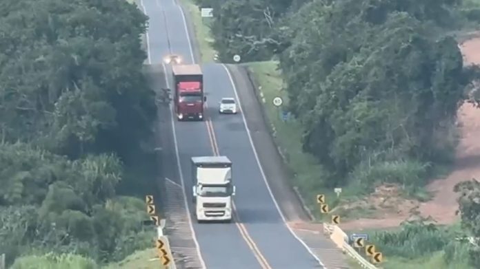 VÍDEO: Motoristas são flagrados em ultrapassagens proibidas na BR-414/GO VÍDEO: Motoristas são flagrados em ultrapassagens proibidas na BR-414/GO