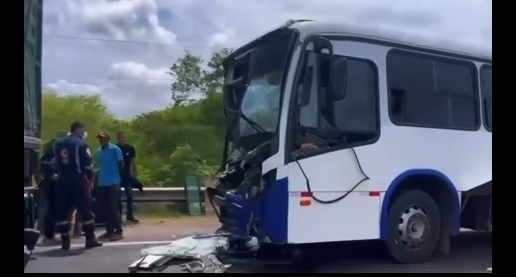 Motorista de ônibus fica gravemente ferido em acidente na BR-116/CE, em Brejo Santo