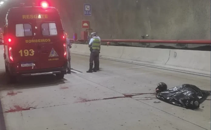 Motoqueiro morre dentro de túnel da Tamoios, em Caraguatatuba (SP) Motoqueiro morre dentro de túnel da Tamoios, em Caraguatatuba (SP)