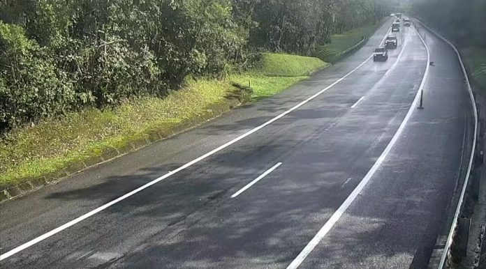 Serra antiga da Tamoios (SP-099) é liberada após 12 horas de bloqueio Serra antiga da Tamoios (SP-099) é liberada após 12 horas de bloqueio