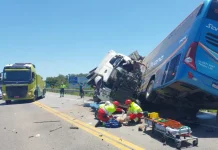 Caminhoneiro estava acima da velocidade em acidente com ônibus BR-116/RS, em Pelotas Caminhoneiro estava acima da velocidade em acidente com ônibus BR-116/RS, em Pelotas