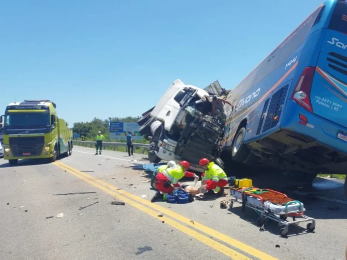 Caminhoneiro estava acima da velocidade em acidente com ônibus BR-116/RS, em Pelotas