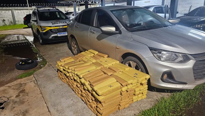 Traficante com quase 500 kg de drogas é preso na SP-613, em Rosana Traficante com quase 500 kg de drogas é preso na SP-613, em Rosana