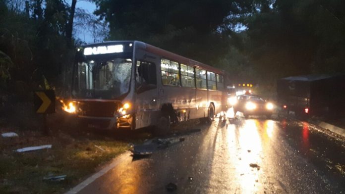 Acidente entre ônibus e caminhão na SP-050 deixa feridos, em São José dos Campos Acidente entre ônibus e caminhão na SP-050 deixa feridos, em São José dos Campos