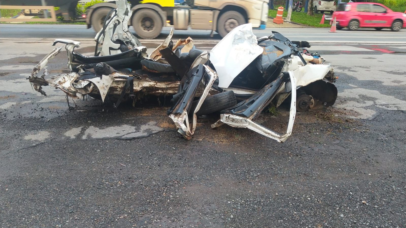 Acidente com 5 veículos na BR-060/GO deixa 4 mortos e 3 feridos, em Goianápolis