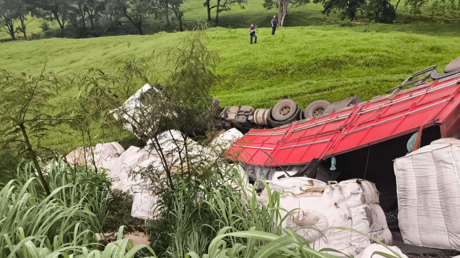 Acidente com 5 veículos na BR-060/GO deixa 4 mortos e 3 feridos, em Goianápolis