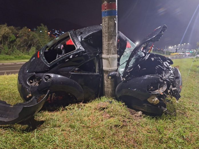 New Beattle com pneus carecas choca contra poste na SC-401 e deixa motorista ferido