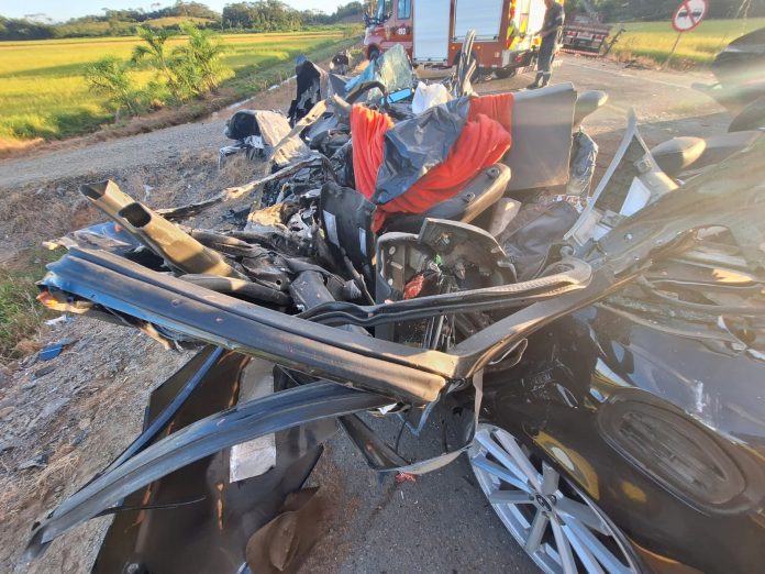 Motorista de caro morre em colisão com caminhão na rodovia SC-108, em Joinville (SC), na tarde de quinta-feira (22).