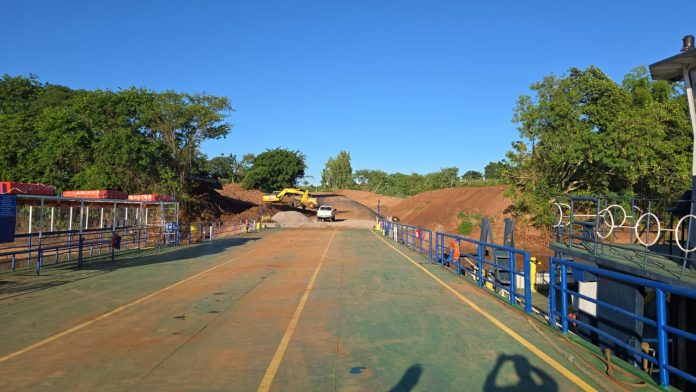 Iniciada a operação de balsas na travessia do Rio Piquiri, na BR-272/PR, entre os municípios de Francisco Alves (PR) e Terra Roxa (PR). Iniciada a operação de balsas na travessia do Rio Piquiri, na BR-272/PR, entre os municípios de Francisco Alves (PR) e Terra Roxa (PR).