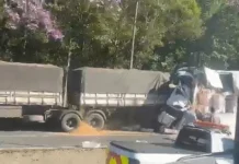 Acidente entre carretas bloqueia BR-376/PR, em Guaratuba Acidente entre carretas bloqueia rodovia BR-376/PR, em Guaratuba, no litoral do Paraná, na manhã desta quarta-feira (28).