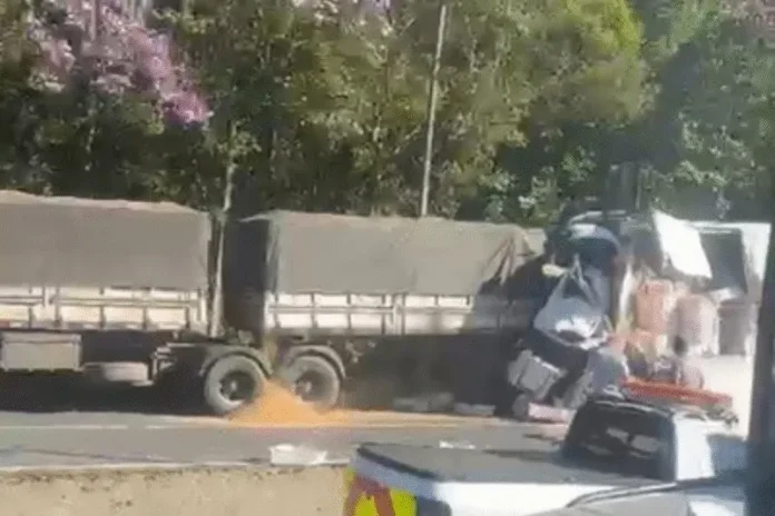 Acidente entre carretas bloqueia rodovia BR-376/PR, em Guaratuba, no litoral do Paraná, na manhã desta quarta-feira (28).