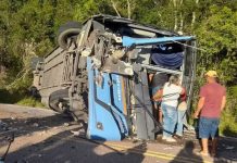 Acidente com ônibus e caminhão-baú na BR-142/BA deixa 2 mortos e 22 feridos Acidente com ônibus e caminhão-baú na BR-142/BA deixa 2 mortos e 22 feridos