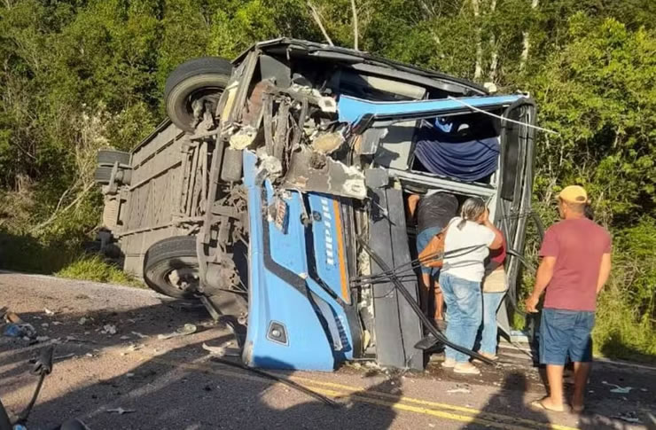 Acidente com ônibus e caminhão-baú na BR-142/BA deixa 2 mortos e 22 feridos
