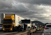 Garupa morre e motoqueiro fica gravemente ferido em acidente com carreta na BR-101/SC Garupa morre e motoqueiro fica gravemente ferido em acidente com carreta na BR-101/SC