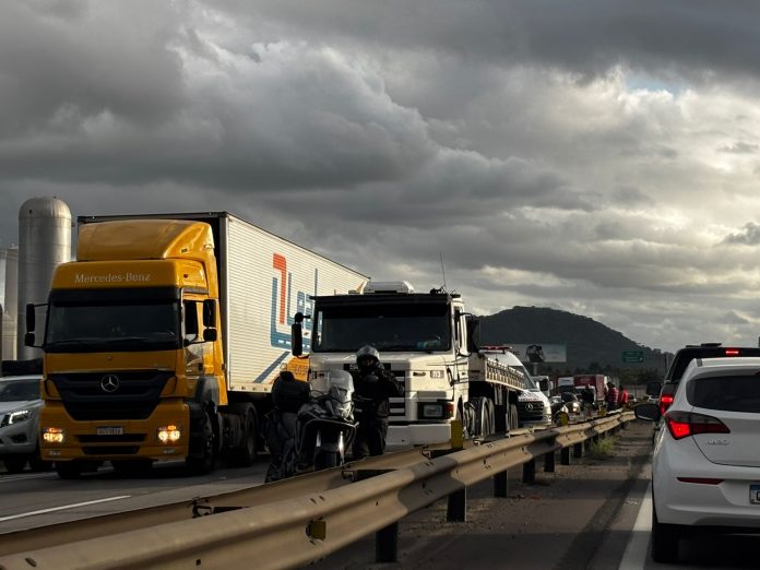 Garupa morre e motoqueiro fica gravemente ferido em acidente com carreta na BR-101/SC Garupa morre e motoqueiro fica gravemente ferido em acidente com carreta na BR-101/SC