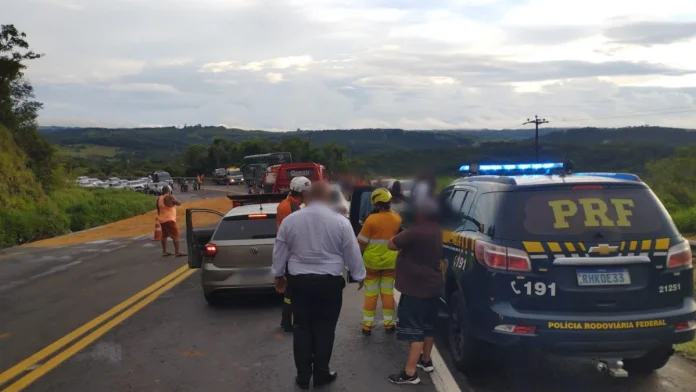 Acidente com ônibus na BR-376/PR deixa sete pessoas feridas, em Ortigueira