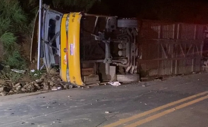 Acidente com ônibus na BR-251/MG deixa 5 mortos, em Francisco Sá Acidente com ônibus na BR-251/MG deixa 5 mortos, em Francisco Sá