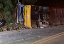 Ônibus do acidente na BR-251/MG com 5 mortes é clandestino e tem histórico de irregularidades Ônibus do acidente na BR-251/MG com 5 mortes é clandestino e tem histórico de irregularidades