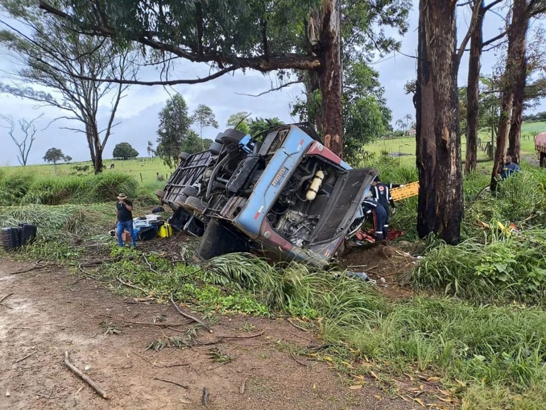 Sobe para 6 o total de mortos no acidente na BR-365/MG, em Patos de Minas Sobe para 6 o total de mortos no acidente na BR-365/MG, em Patos de Minas
