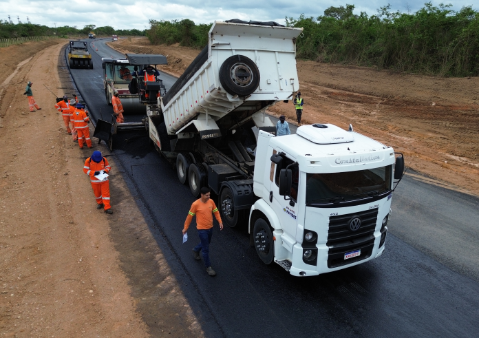 Obras de pavimentação na LMG-626 avança entre Curral de Dentro e Mirandópolis