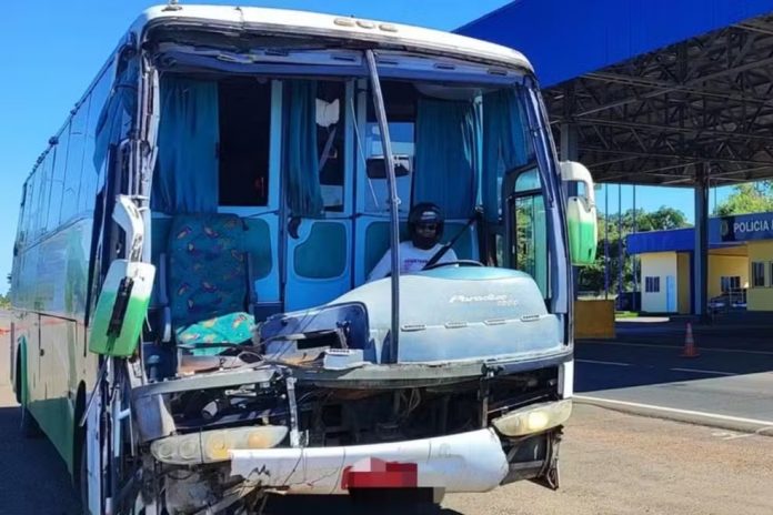 Motorista recebe 7 multas por conduzir ônibus sem para-brisa e com capacete, em MS Motorista recebe 7 multas por conduzir ônibus sem para-brisa e com capacete, em MS