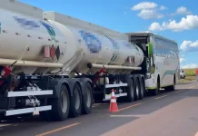 Acidente entre ônibus e carreta-tanque na PR-182 deixa feridos, em Palotina Acidente entre ônibus e carreta-tanque na PR-182 deixa feridos, em Palotina