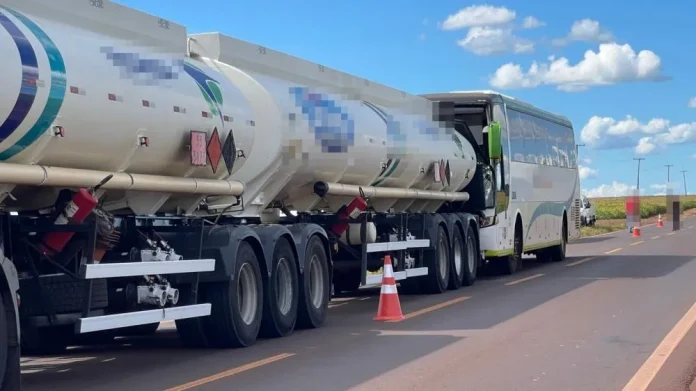 Acidente entre ônibus e carreta-tanque na PR-182 deixa feridos, em Palotina