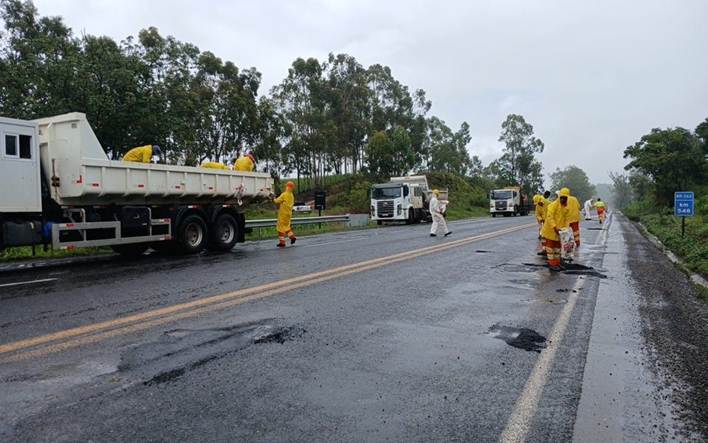 BR-262/MG intensifica os serviços de tapa-buracos no período de chuvas