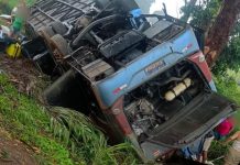 Ônibus capota na BR-365/MG, entre Varjão e Pato de Minas, e deixa mortos Ônibus capota na BR-365/MG, entre Varjão e Pato de Minas, e deixa mortos